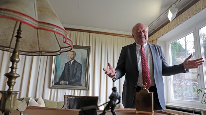 Konrad Adenauer, Enkel des ehemaligen, gleichnamigen Bundeskanzlers, steht im Adenauerhaus in Rhöndorf am Schreibtisch seines Großvaters im Arbeitszimmer.