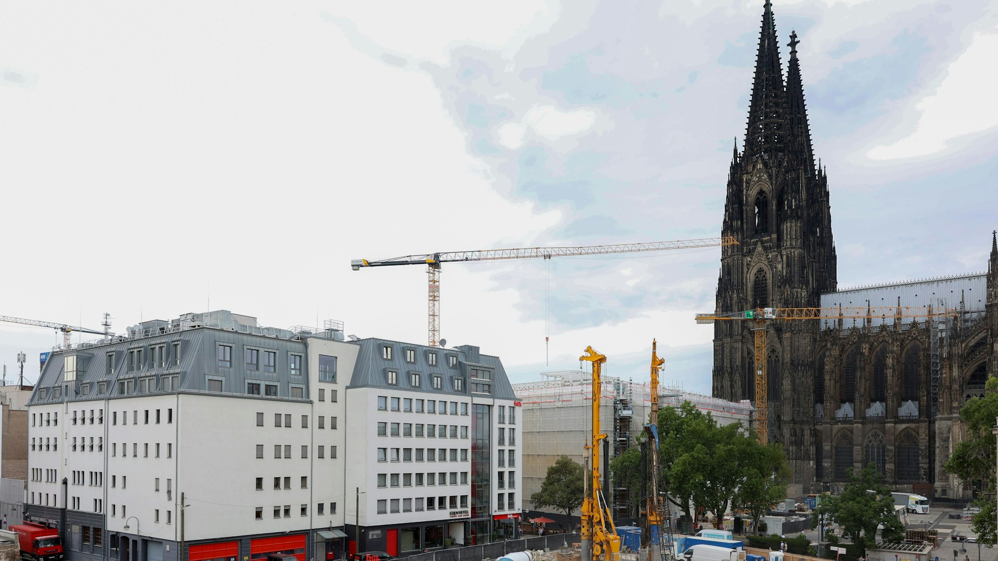 Das Bild zeigt das nördliche Baufeld des Laurenz-Carrés, darauf sind Baukräne und im Hintergrund der Kölner Dom zu sehen.