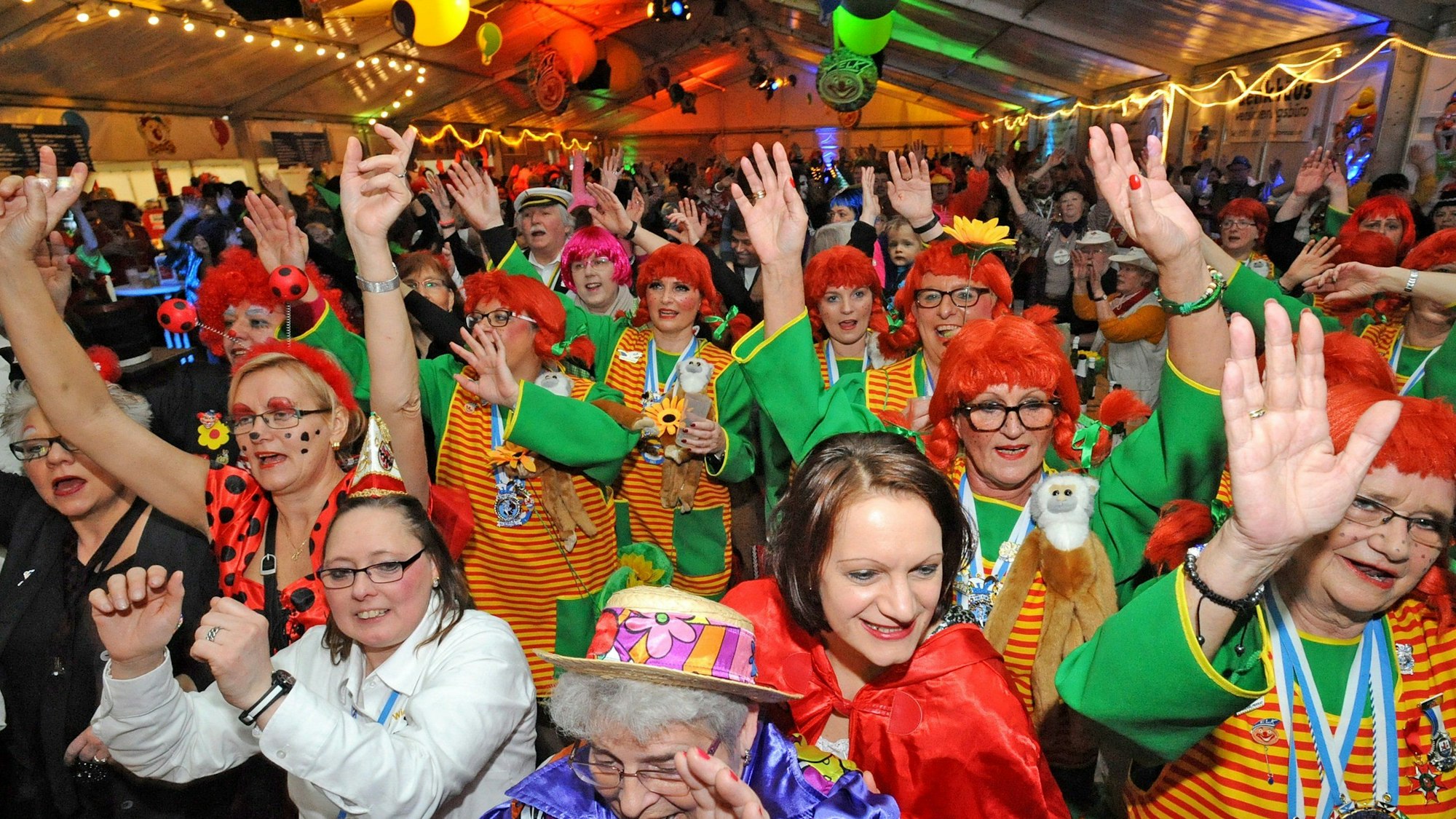 Bunt kostümierte Frauen jubeln bei der Weiberfastnachtsparty im Leichlinger Karnevalszelt.
