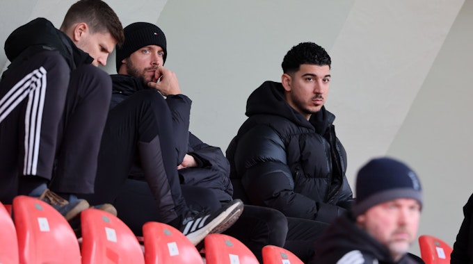 Dimitris Limnios und Mark Uth schauen den Test gegen Meppen.