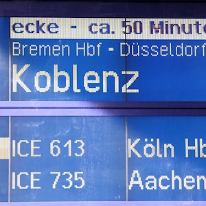 „Ca. 50 Minuten später“ steht auf einer Anzeigetafel für einen ICE von Hamburg nach Koblenz.