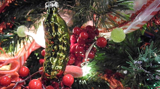 Eine „Weihnachtsgurke“ („Christmas Pickle“) hängt an einem Weihnachtsbaum.