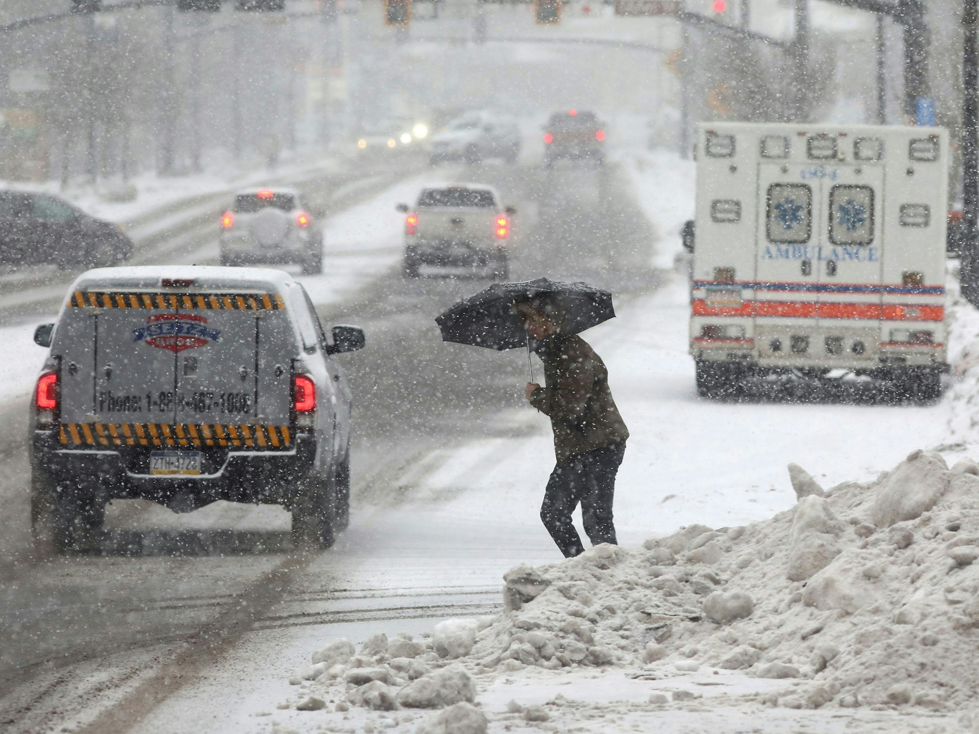 Ein Mann kämpft sich durch den heftigen Schnee in Hazleton (US-Bundesstaat Pennsylvania): Der US-Wetterdienst warnt vor „lebensbedrohlicher“ Kälte.