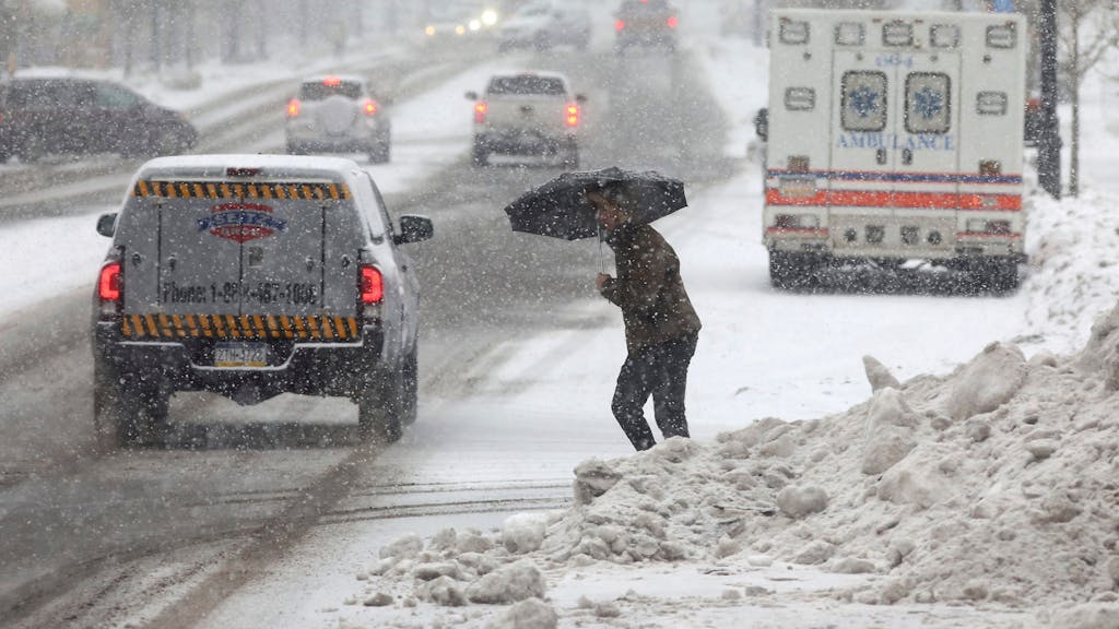 Ein Mann kämpft sich durch den heftigen Schnee in Hazleton (US-Bundesstaat Pennsylvania): Der US-Wetterdienst warnt vor „lebensbedrohlicher“ Kälte.