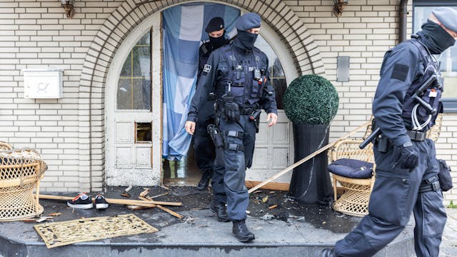 Einsatzkräfte der Polizei verlassen am 8. Juni 2021 in Leverkusen eine Clan-Villa nach einer Razzia.