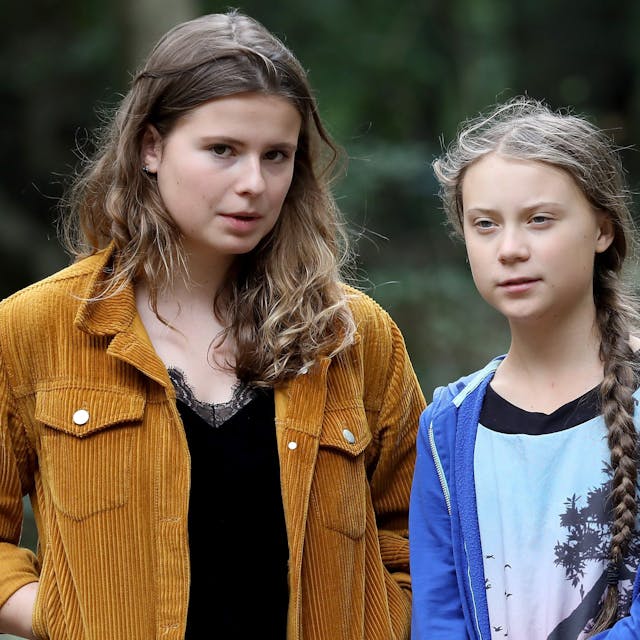 Die Klimaschutzaktivistinnen Luisa Neubauer (l) und Greta Thunberg stehen zusammen im Hambacher Forst.
