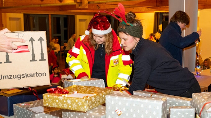 Zwei Frauen sortieren die Geschenke.