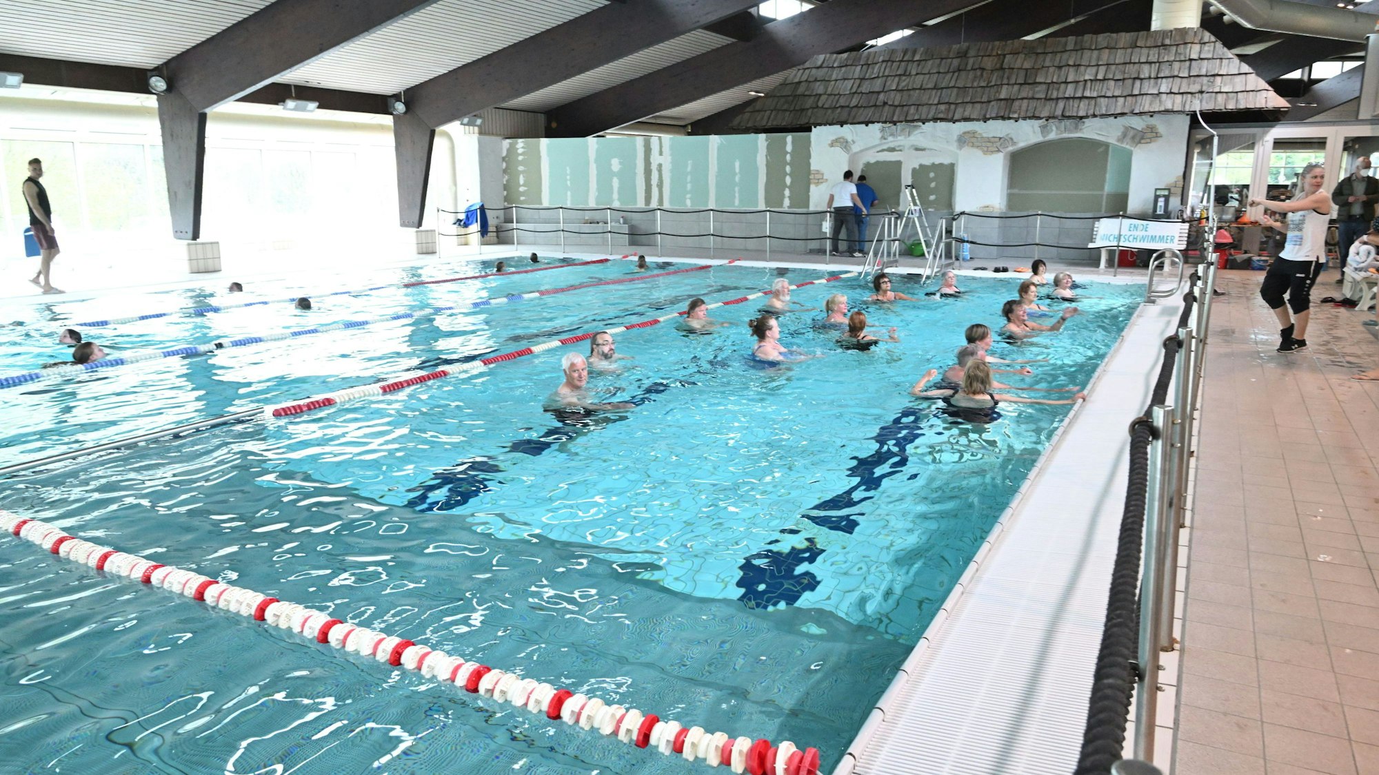 Schwimmer für das Therapieschwimmen machen Übungen im Kürtener Hallenbad.