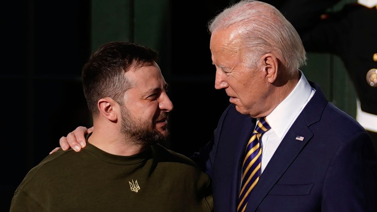 Joe Biden (r), Präsident der USA, begrüßt Wolodymyr Selenskyj, Präsident der Ukraine, im Weißen Haus. Selenskyj ist zum Auftakt seiner ersten bekannten Auslandsreise seit Beginn des russischen Angriffskriegs in den USA eingetroffen.