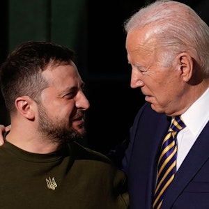 Joe Biden (r), Präsident der USA, begrüßt Wolodymyr Selenskyj, Präsident der Ukraine, im Weißen Haus. Selenskyj ist zum Auftakt seiner ersten bekannten Auslandsreise seit Beginn des russischen Angriffskriegs in den USA eingetroffen.