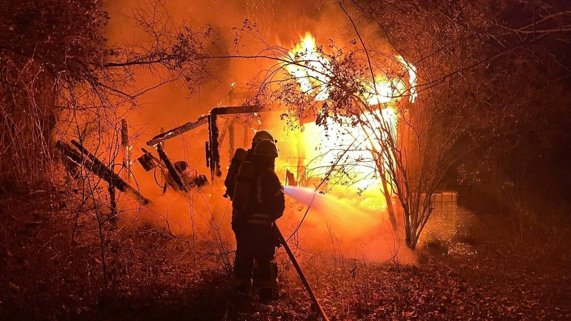 Die Feuerwehr löscht das Feuer in Bedburg-Kirchherten.