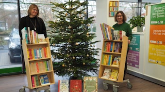 Büchereileiterin Astrid Heinzen (l.) und Fördervereinsvorsitzende Monika Nießen-Horré präsentieren die Bücher, die für ukrainische Kinder angeschafft wurden.