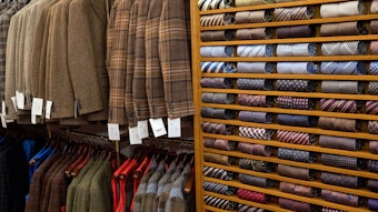 Tweed-Jackets in verschiedenen Designs und ein Regal voller Krawatten im Laden in der Friesenstraße.