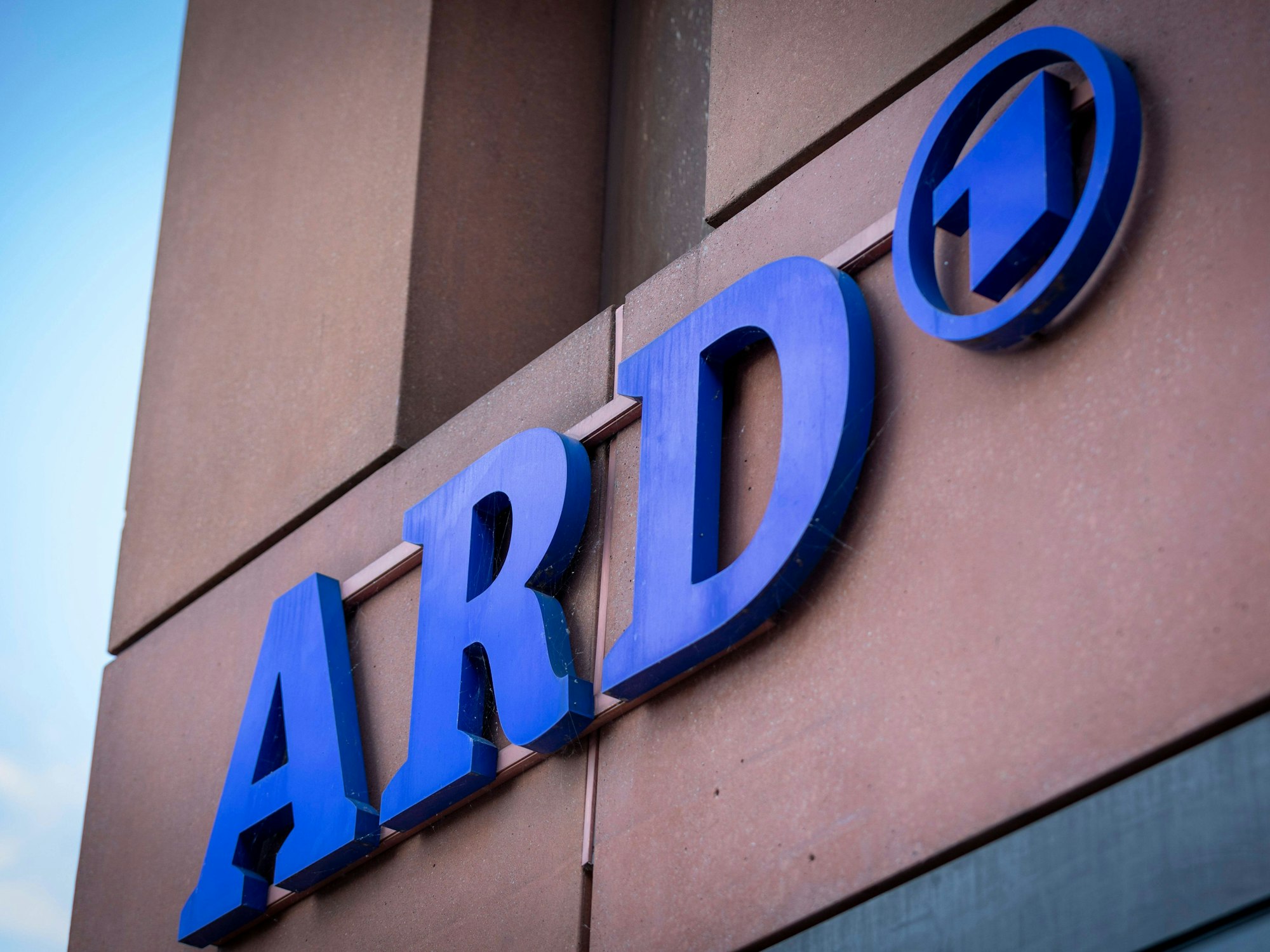 Das ARD-Logo am Hauptstadtstudio in Berlin.