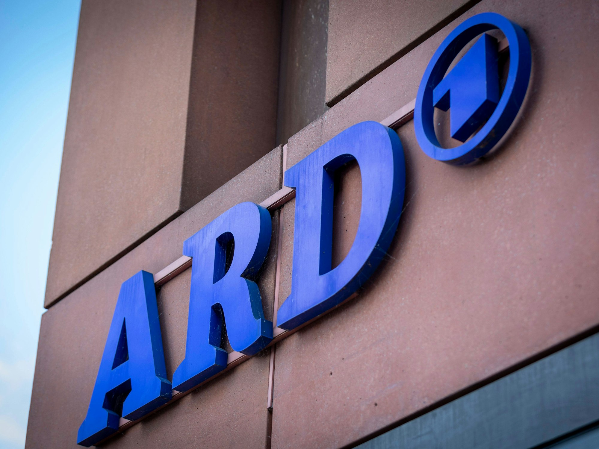 Das Foto zeigt das ARD-Logo an der Fassade des Hauptstadt-Studios in Berlin.