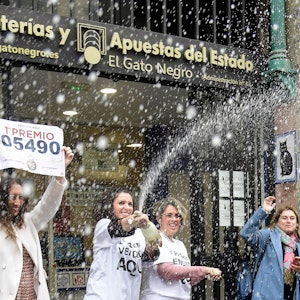 Verkäuferinnen der Lose für die spanische Weihnachtslotterie „El Gordo“ feiern nach der Zeihung der Zahlen.