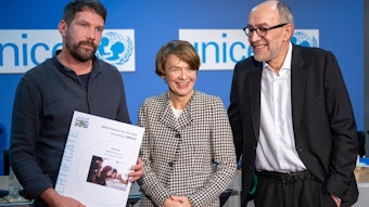 Daniel Pilar (l), bekommt den dritten Platz beim Unicef-Foto des Jahres 2022, und steht bei der Preisverleihung neben Elke Büdenbender (M), Unicef-Schirmherrin und  Ehefrau von Bundespräsident Steinmeier und Peter-Matthias Gaede, Chefredakteur des Magazins GEO und ehrenamtliches Mitglied im UNICEF-Vorstand.