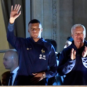 Frankreichs Superstar Kilina Mbappé und Trainer Didier Deschamps bedanken sich in Paris bei den Fans.