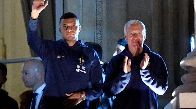 Frankreichs Superstar Kilina Mbappé und Trainer Didier Deschamps bedanken sich in Paris bei den Fans.