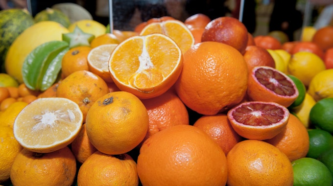 Orangen liegen mit anderen Zitrusfrüchten in Körben.