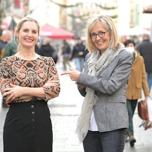 Ellen Lindner und Eva Babatz stehen nebeneinander in der Bergisch Gladbacher Fußgängerzone.