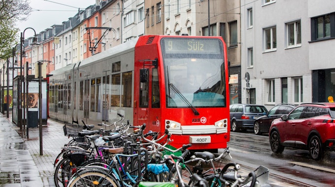 Straßenbahn der KVB in der Zülpicher Straße auf Höhe der Haltestelle Weyertal