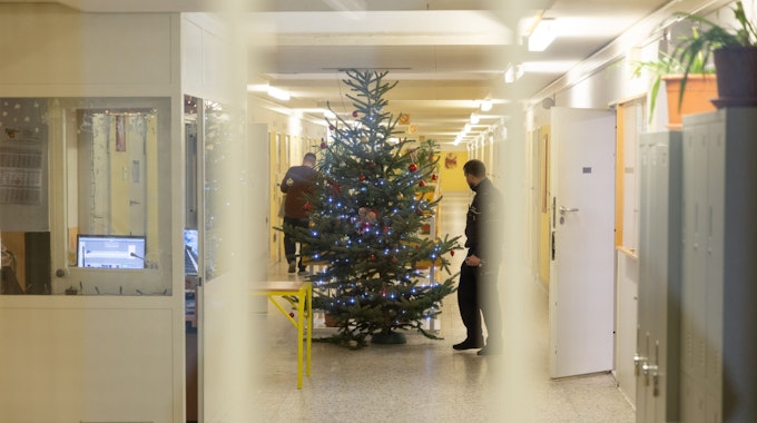 Ein Weihnachtsbaum steht auf dem Flur eines Gefängnisses in Bielefeld.