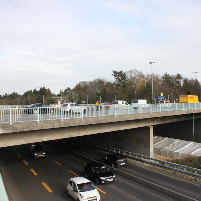 Die Brücke Frankfurter Straße (B8) über der Kölner Stadtautobahn.