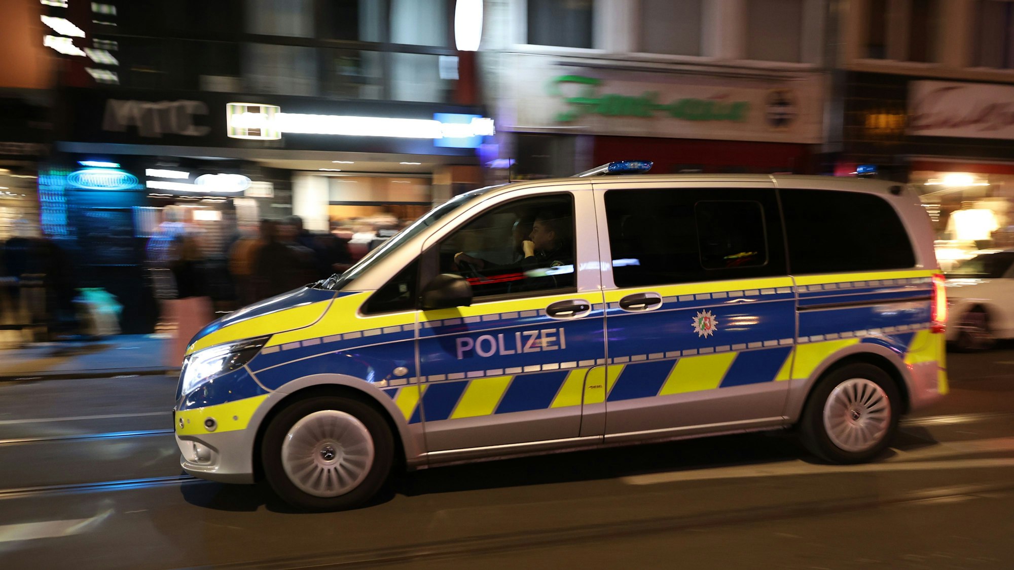 Ein Einsatzfahrzeug der Polizei im Dunkeln auf der Zülpicher Straße.
