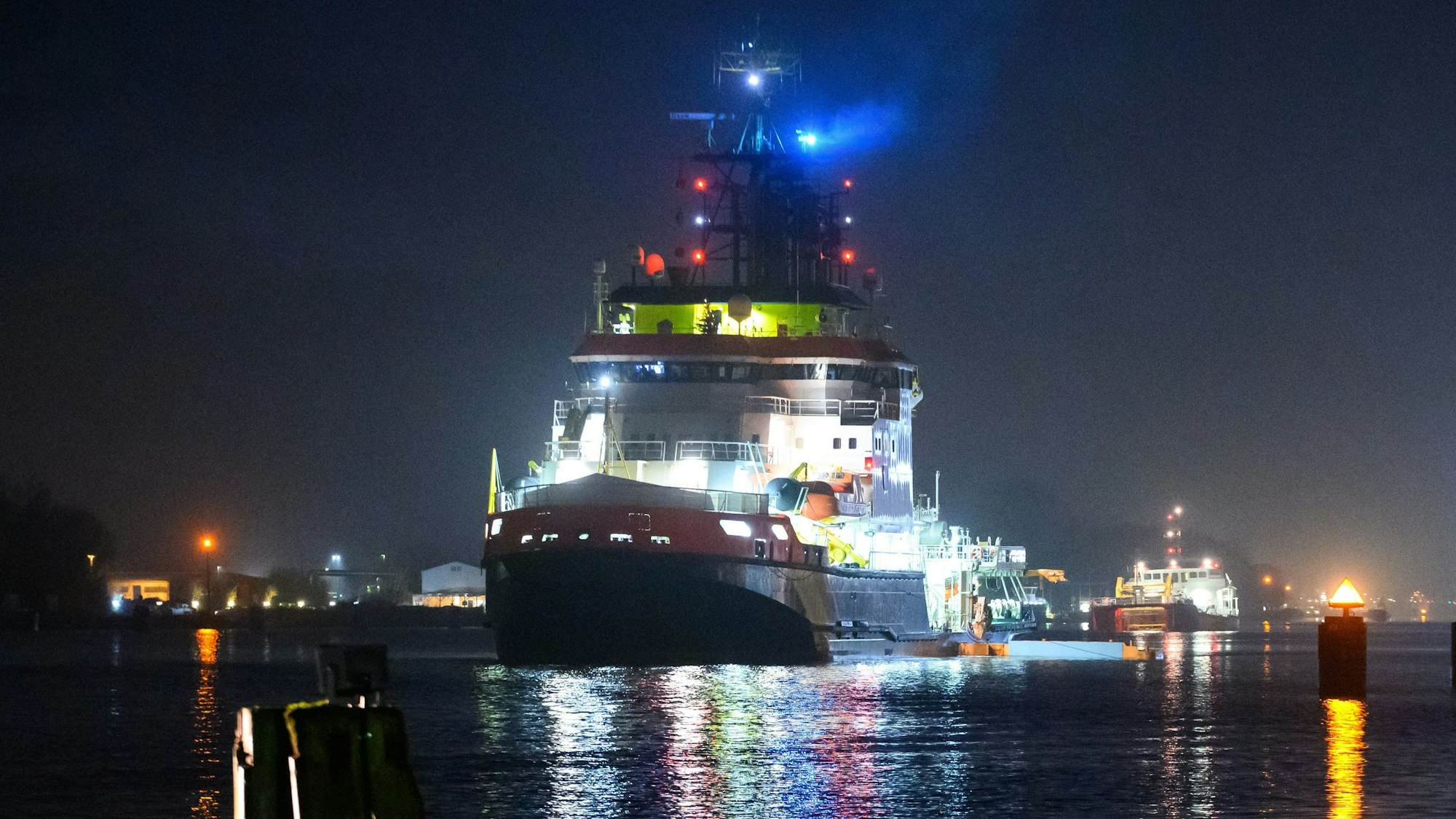 Das Mehrzweckschiff Neuwerk fährt mit ausgefahrenem Reinigungsapparat über den Nord-Ostsee-Kanal, um ausgelaufenes Öl aufzunehmen.