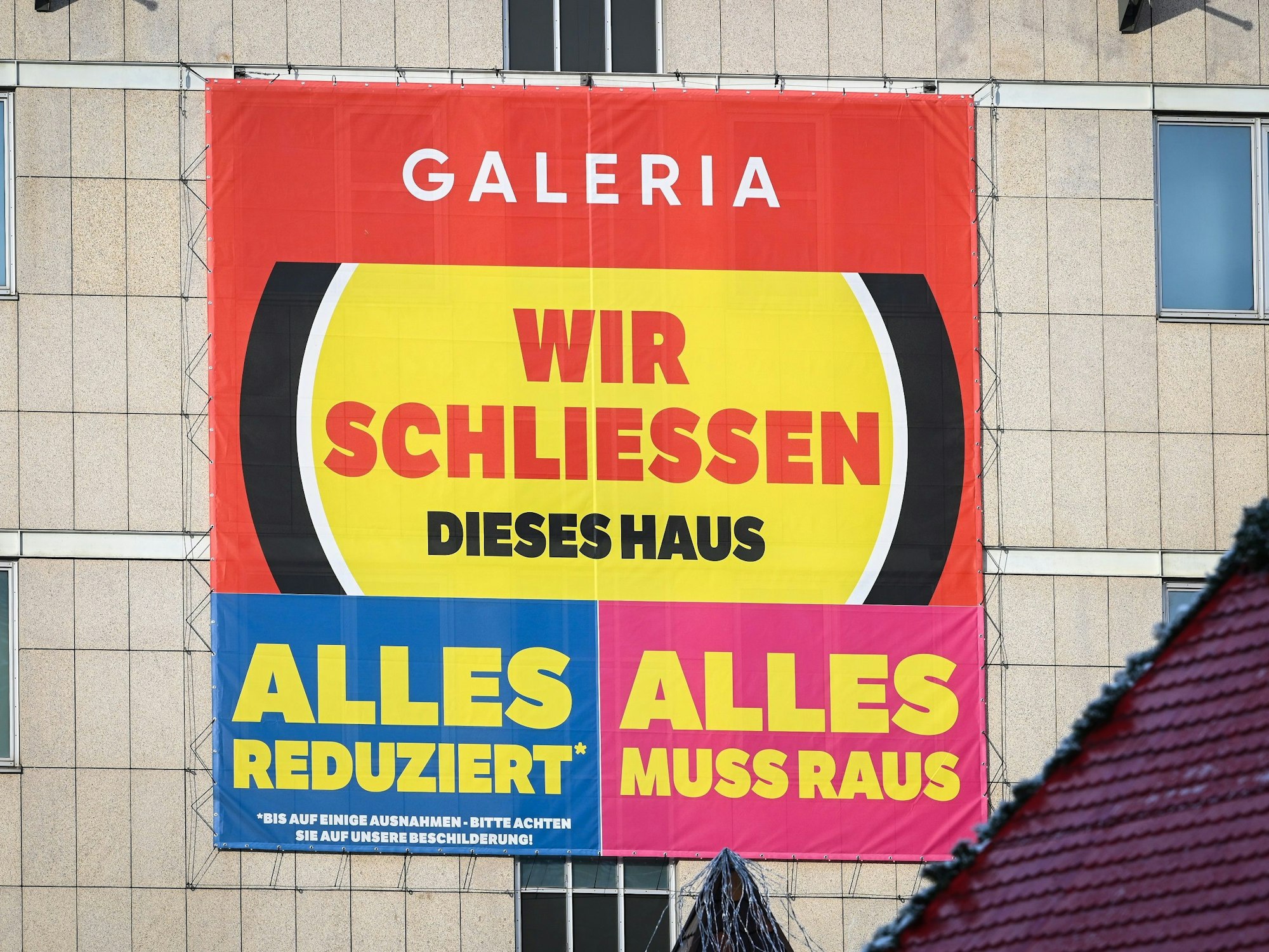 An der Fassade der Galerie-Filiale in Halle hängt am 18. Dezember ein großes Transparent. Wie geht es weiter mit Galeria Karstadt Kaufhof?