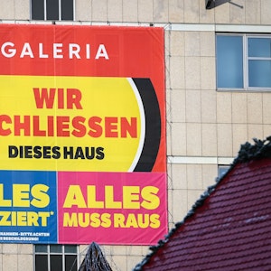 An der Fassade der Galerie-Filiale in Halle hängt am 18. Dezember ein großes Transparent. Wie geht es weiter mit Galeria Karstadt Kaufhof?
