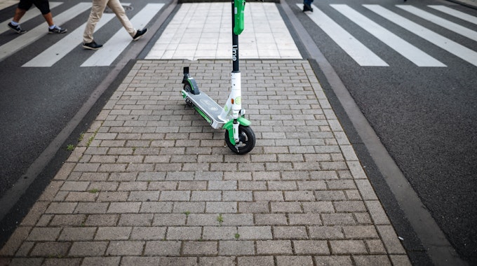 Ein E-Scooter in Köln (Symbolbild)
