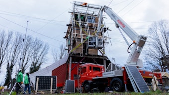 Photovoltaikanlagen werden von Greenpeace, ‚Lützerath Lebt‘ und ‚Alle Dörfer Bleiben‘ auf einem Holzturm installiert – dem Mittelpunkt und Versammlungsort des Protestcamps in Lützerath.