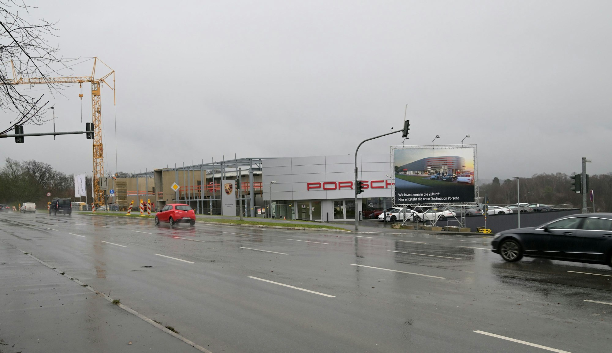 Das Porsche-Zentrum in Meisheide ist bereits eine Baustelle. Auf Plakaten wird der Ausbau angekündigt.
