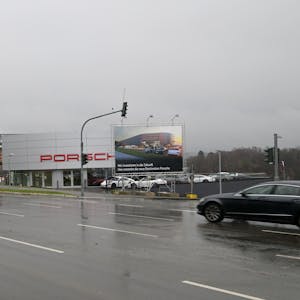 Das Porsche-Zentrum in Meisheide ist bereits eine Baustelle. Auf Plakaten wird der Ausbau angekündigt.&nbsp;