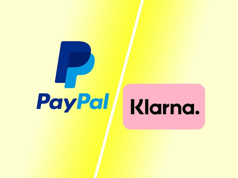 Die bekannten Logos der Bezahldienste Paypal und Klarna vor gelbem Hintergrund