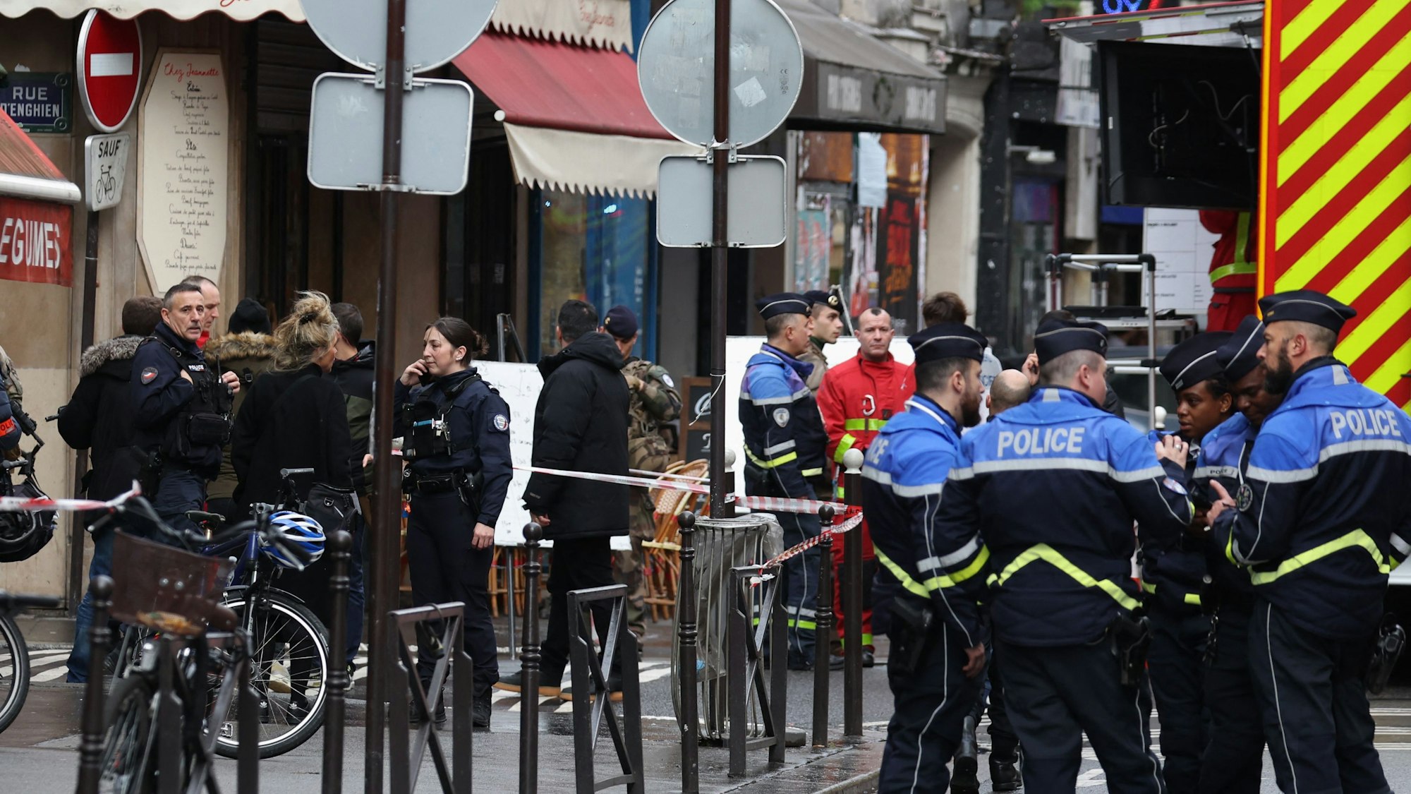 Französische Polizistinnen und Polizisten stehen an dem kurdischen Zentrum in Paris, an dem es zu Schüssen kam.
