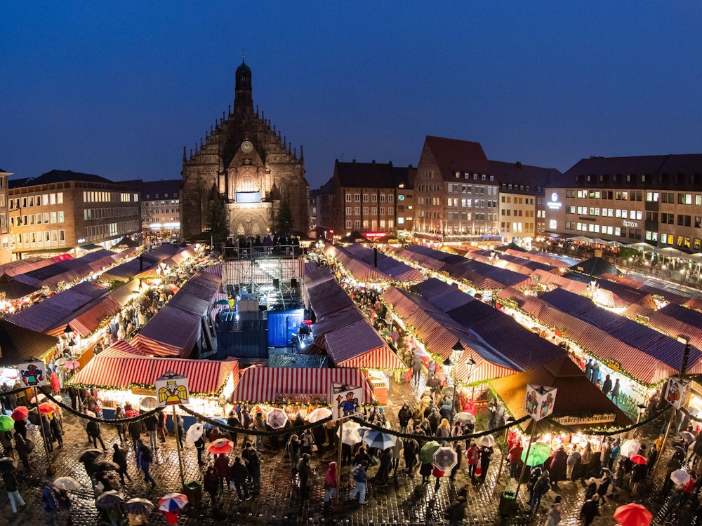 Der Nürnberger Christkindlesmarkt ist gut besucht. Das Foto zeigt den Weihnachtsmarkt von oben.