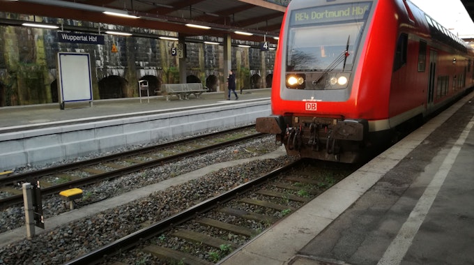 Ein RE 4 steht am Bahnsteig im Hauptbahnhof Wuppertal.