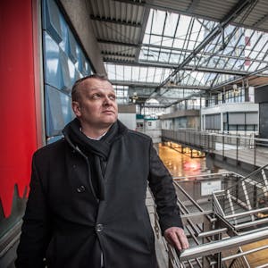 Björn Krischick, Geschäftsführer der Stadtteilentwicklungsgesellschaft Wiesdorf/Manfort, steht in der City C und schaut auf das Glasdach hinauf