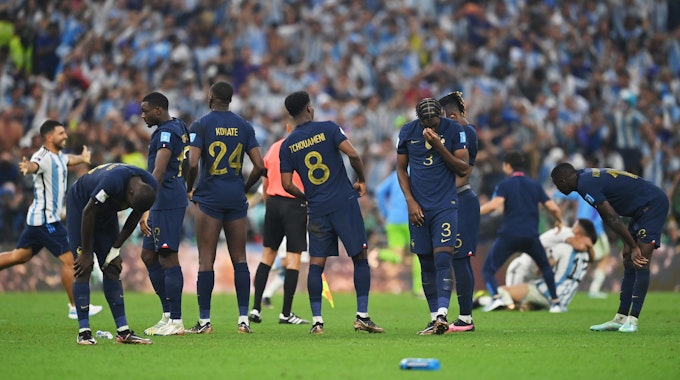 Pure Enttäuschung bei den Frankreich-Spielern nach der Niederlage im Elfmeterschießen beim Finale der WM 2022.