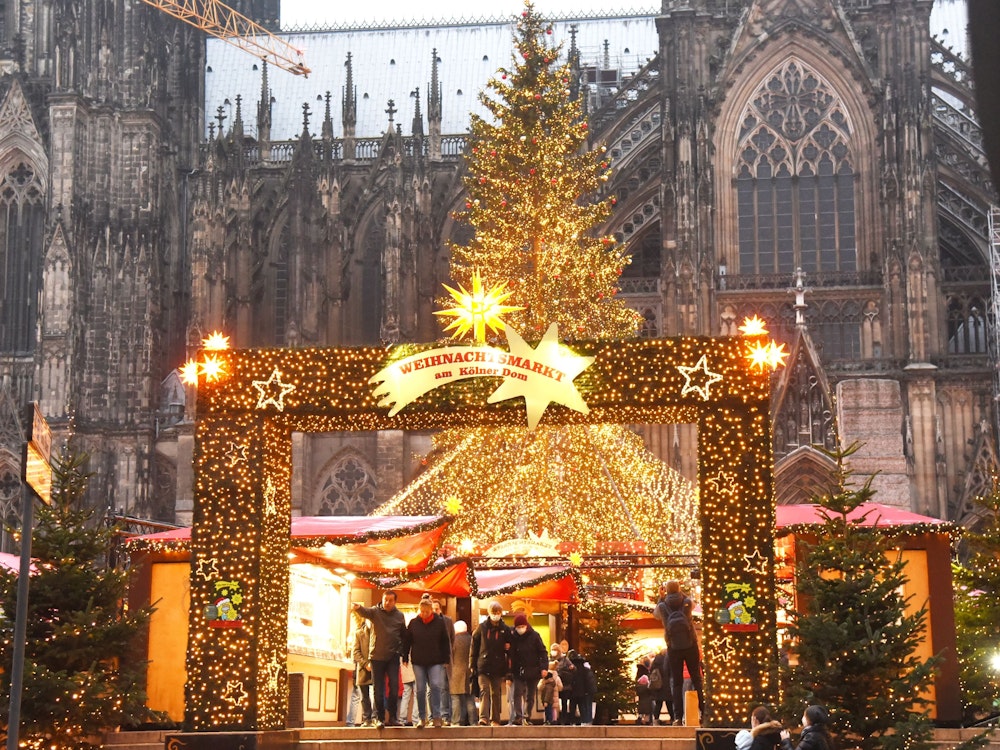 Der Eingang zum Weihnachtsmarkt am Dom/Roncalliplatz.