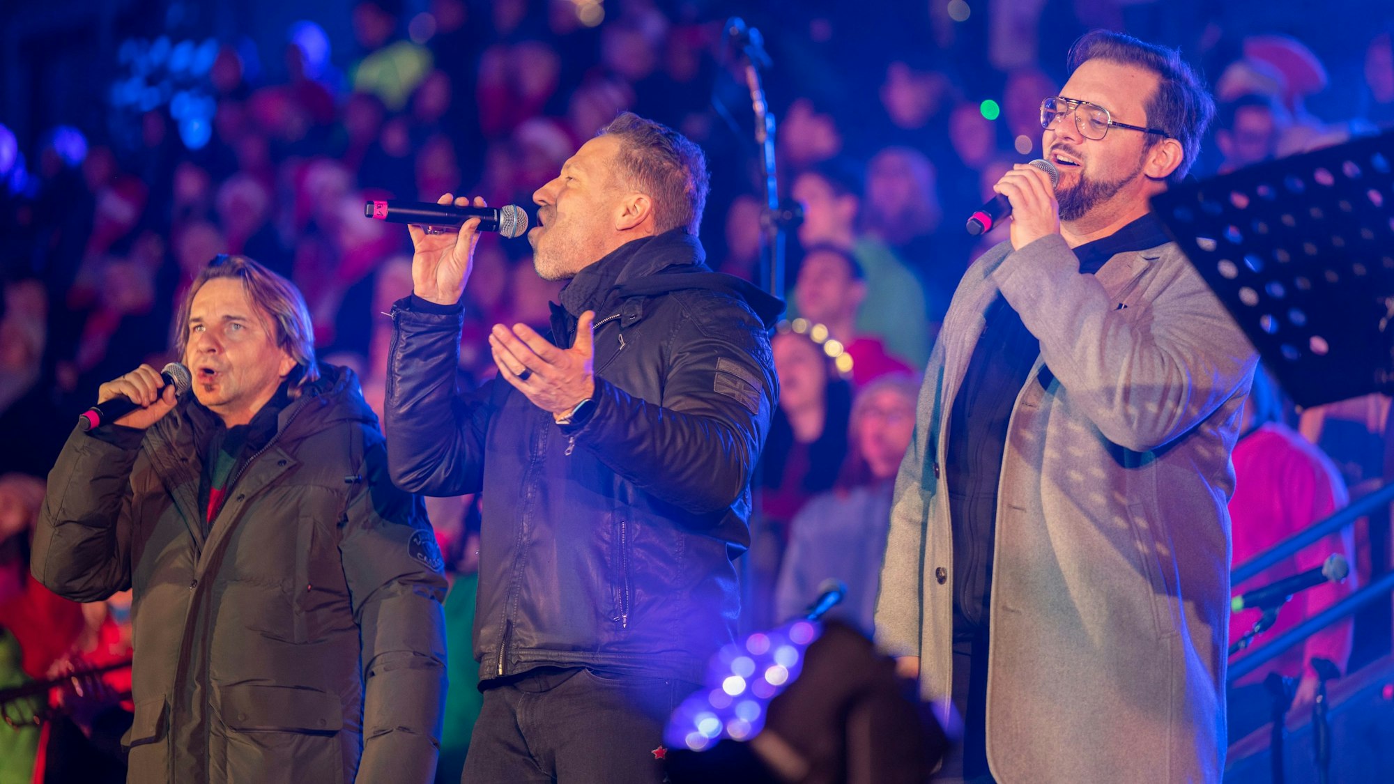 Die Höhner singen beim Mitsing-Konzert Loss mer Weihnachtsleeder singe im Rhein-Energie-Stadion.