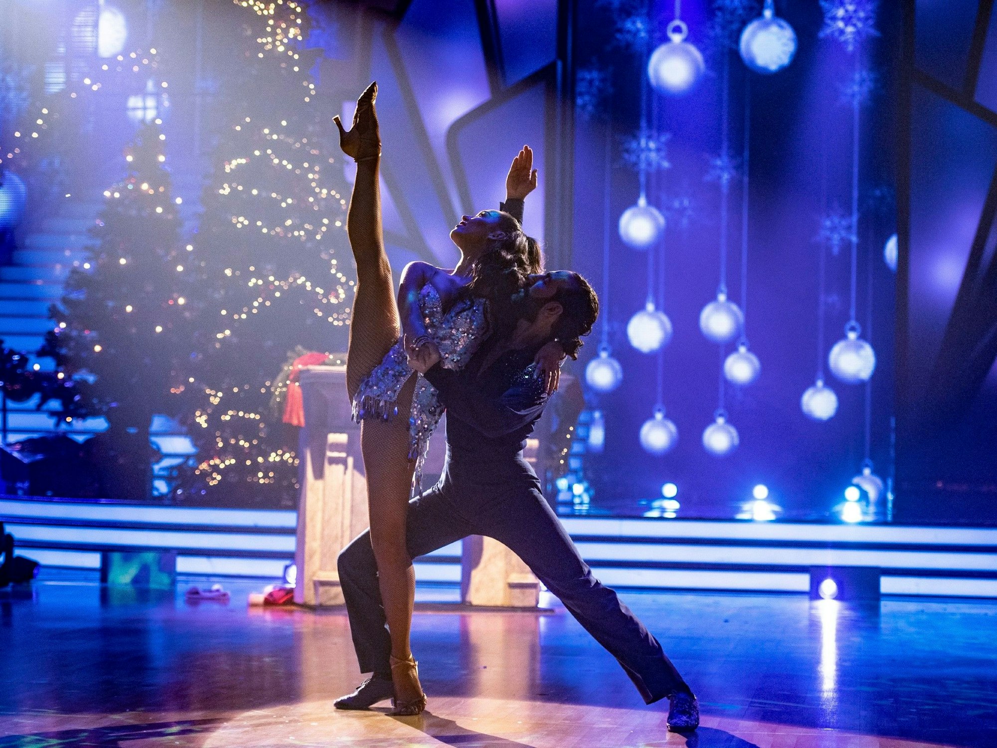 Lili Paul Roncalli und Massimo Sinató tanzen in „Let’s Dance – Die große Weihnachtsshow“ 2022 einen Cha Cha Cha