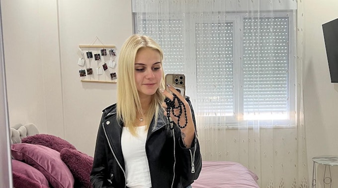Estefania Wollny posiert für ein Spiegel-Selfie in ihrem Schlafzimmer.