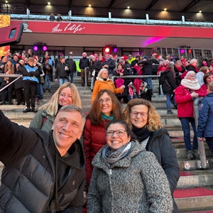 Kasalla-Sänger Bastian Campmann macht ein Selfie mit Fans vor dem Beginn von „Loss mer Weihnachtsleeder singe 2022“.