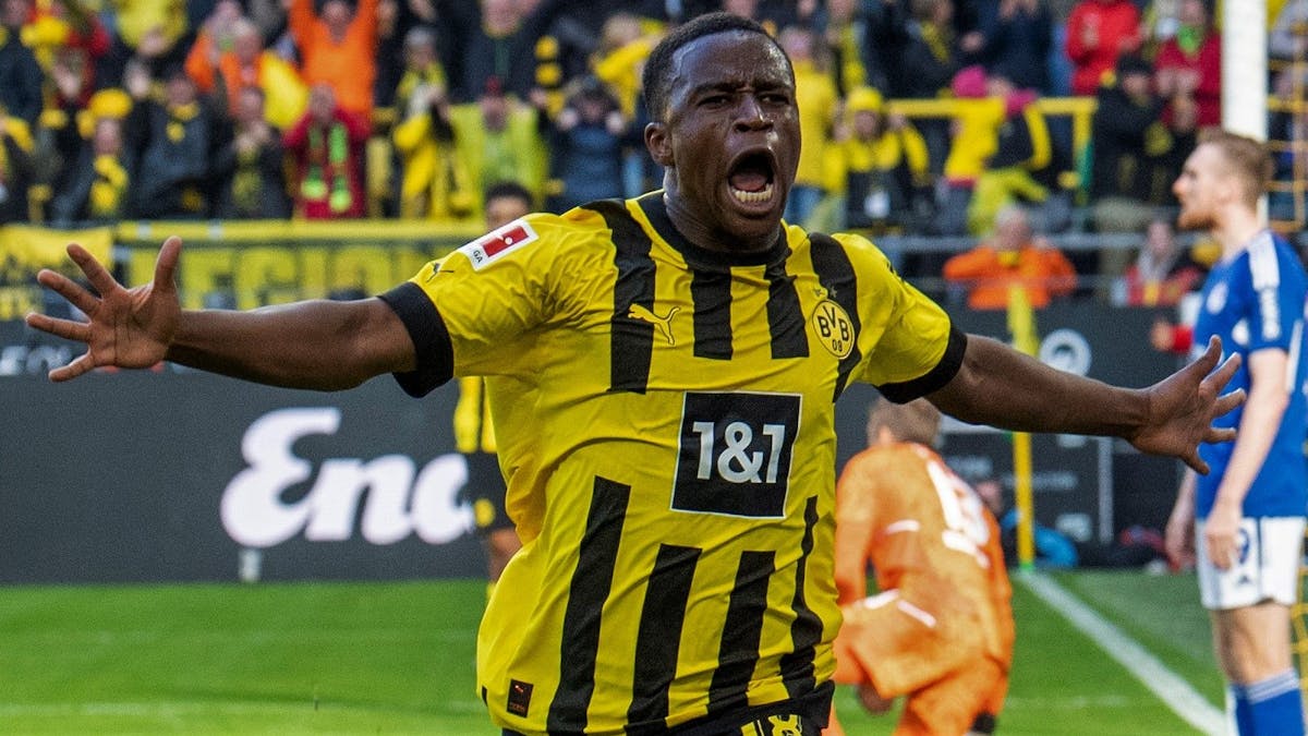 Borussia Dortmunds Youssoufa Moukoko jubelt nach seinem Tor zum 1:0 gegen Schalke 04