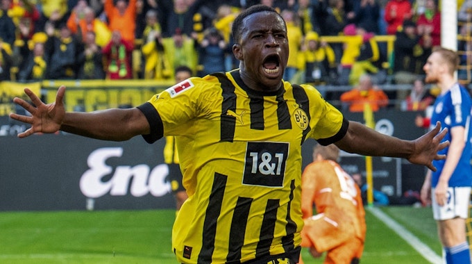 Borussia Dortmunds Youssoufa Moukoko jubelt nach seinem Tor zum 1:0 gegen Schalke 04