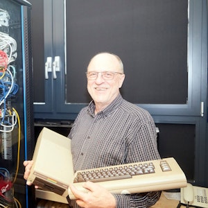 Hartmut Murk zeigt zwei Generationen PC-Technik: links der Schulserver des Clara-Fey, rechts ein Commodore C64 und ein Diskettenlaufwerk